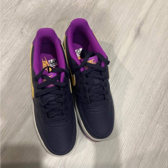 nike air forces - Picture 2 of 2